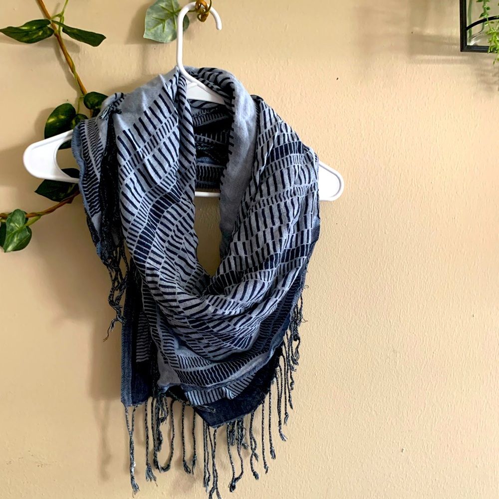 ✨Navy/grey scarf with tassels✨